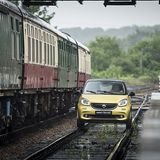 Das Treffen zweier Welten: Der Smart Forrail und ein traditioneller Zug