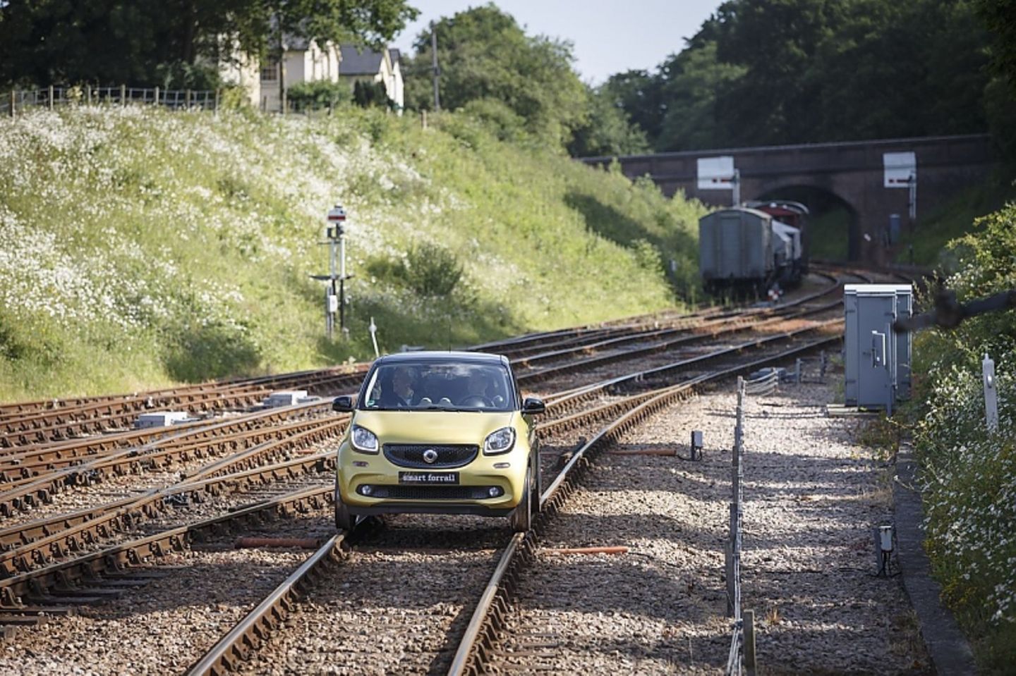 Der Smart Forrail zieht stoisch ruhig seine Bahn