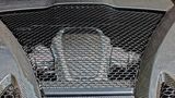 Der V8 liegt unterhalb eines Carbongeflechts.