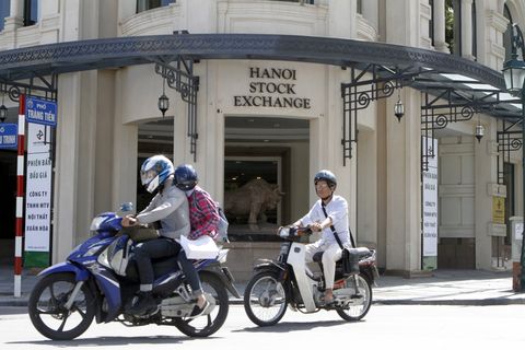 Mopedfahrer in Hanoi lässt seinen Hund ans Steuer