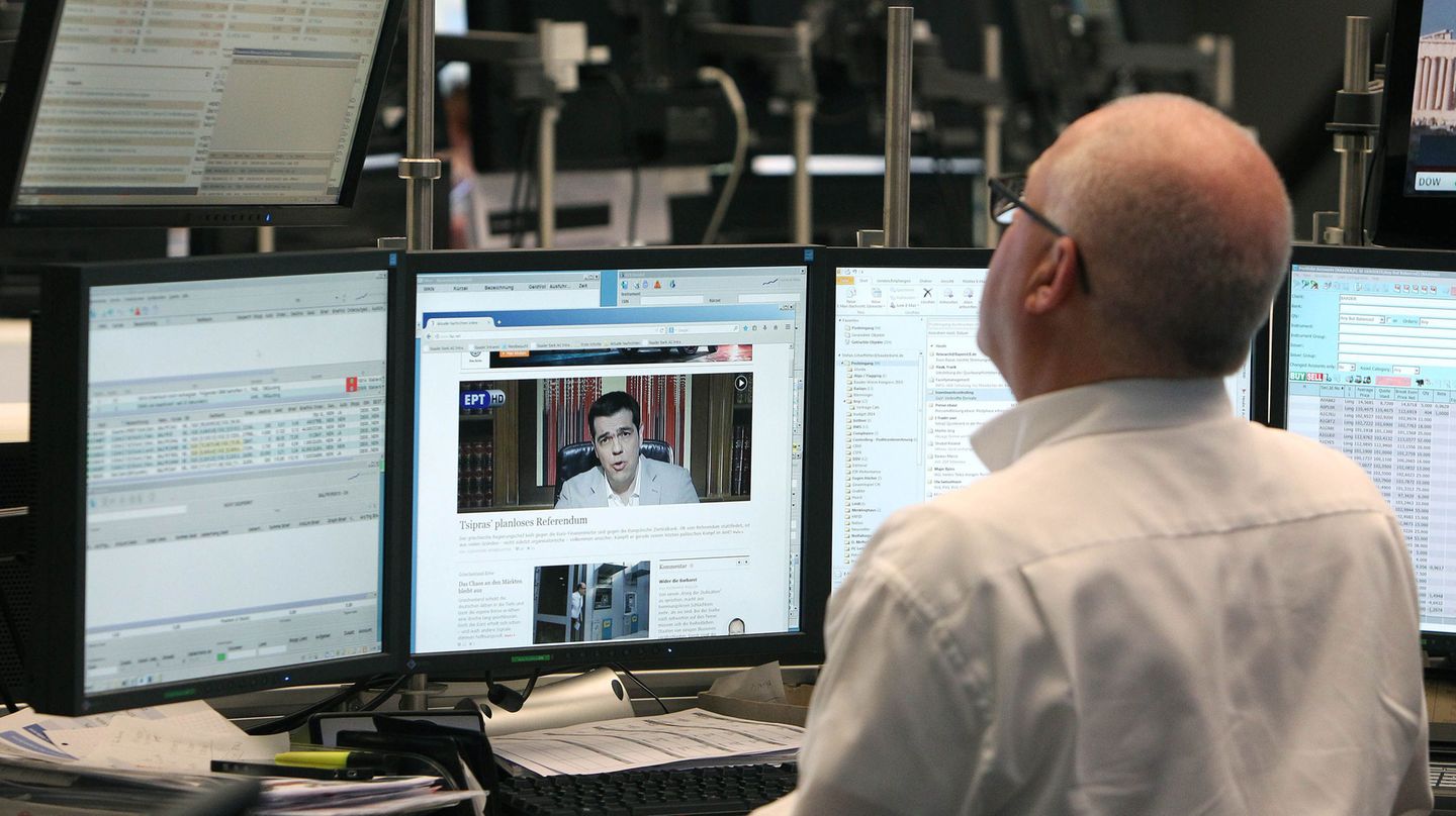 Alexis Tsipras ist auf dem Monitor eines Frankfurter Börsenhändlers zu sehen