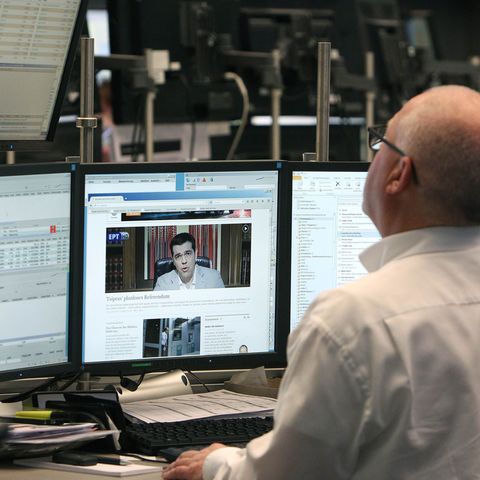 Alexis Tsipras ist auf dem Monitor eines Frankfurter Börsenhändlers zu sehen