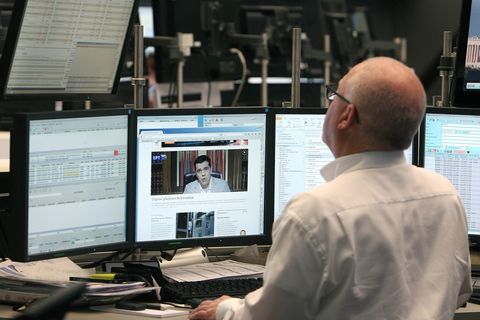 Alexis Tsipras ist auf dem Monitor eines Frankfurter Börsenhändlers zu sehen