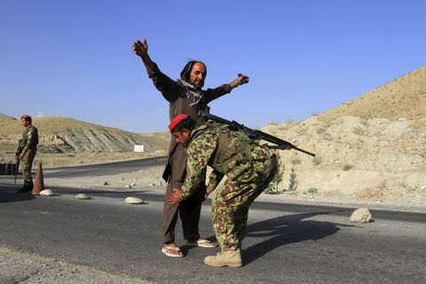 Afghanische Soldaten kontrollieren an einem Grenzkontrollpunkt Reisende. IS-Kämpfer sind auf dem Vormarsch in Afghanistan und liefern sich mit der rivalisierenden Taliban Kämpfe.