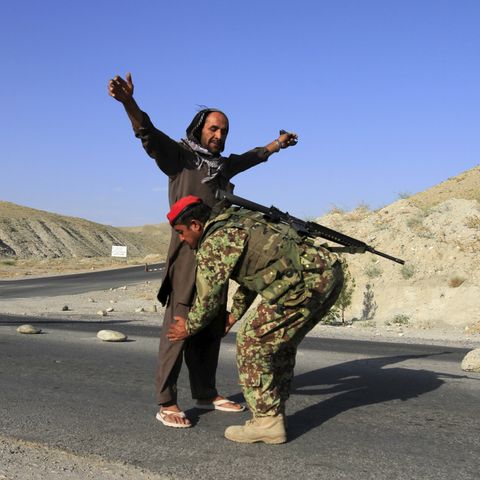 Afghanische Soldaten kontrollieren an einem Grenzkontrollpunkt Reisende. IS-Kämpfer sind auf dem Vormarsch in Afghanistan und liefern sich mit der rivalisierenden Taliban Kämpfe.