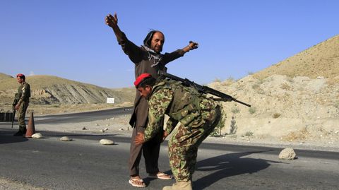 Afghanische Soldaten kontrollieren an einem Grenzkontrollpunkt Reisende. IS-Kämpfer sind auf dem Vormarsch in Afghanistan und liefern sich mit der rivalisierenden Taliban Kämpfe.