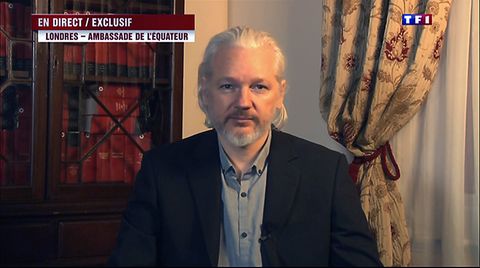 Wikileaks-Grüner Jullian Assange gibt im französischen Fernsehen ein Interview