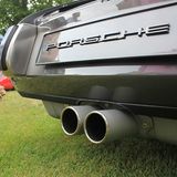 Der mittige Doppelauspuff sorgt für knackigen Sound