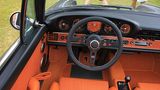 Das Interieur ist hauptsächlich in orange gehalten