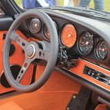 Das Dreispeichen-Lenkrad liegt gut in der Hand