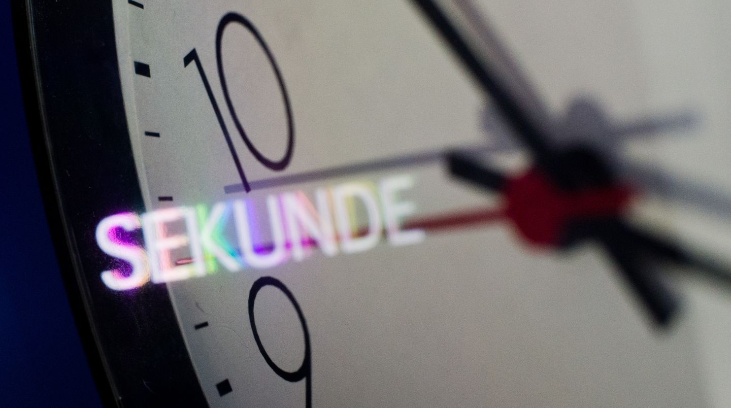 Ein Ziffernblatt einer Uhr