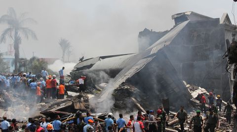 Trümmerfeld auf Sumatra: Indonesisches Militärflugzeug stürzte über Medan ab