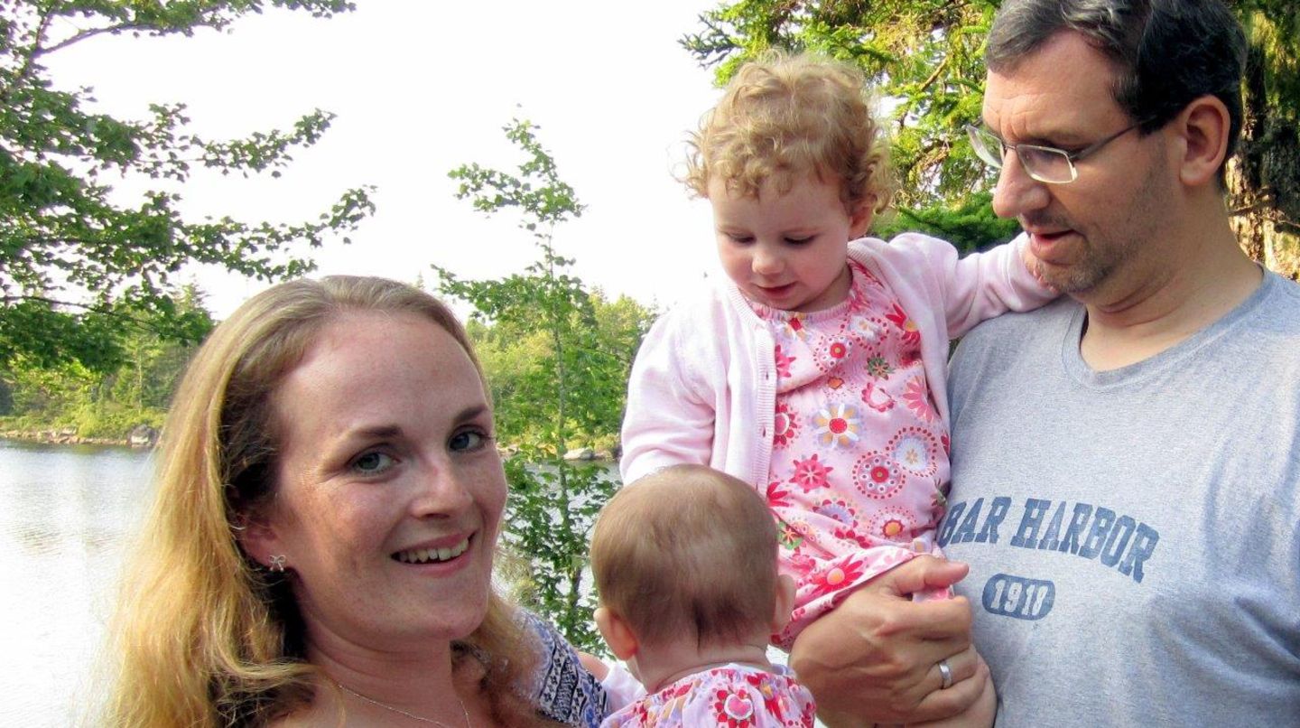 Miriam Covi mit ihrem Mann und den zwei Töchtern