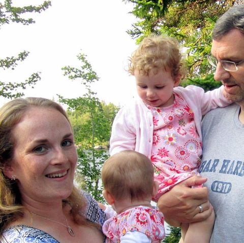 Miriam Covi mit ihrem Mann und den zwei Töchtern