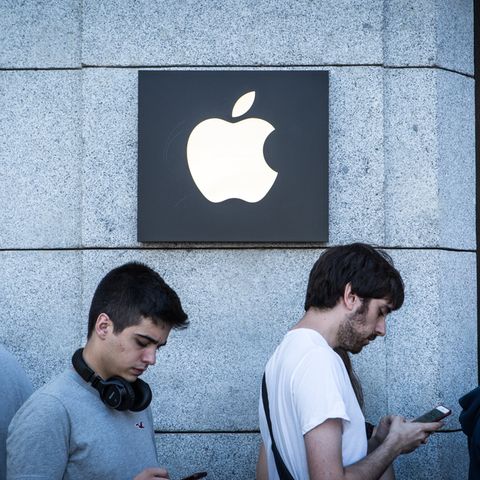 Junge Männer stehen vor einem Apple-Store Schlange. Ob sie Praktikanten sind, ist unbekannt.