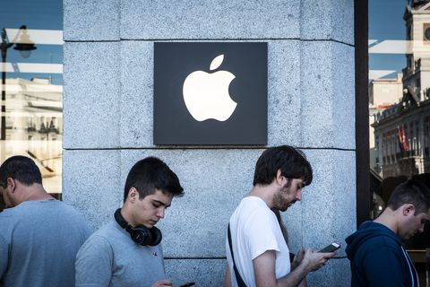 Junge Männer stehen vor einem Apple-Store Schlange. Ob sie Praktikanten sind, ist unbekannt.