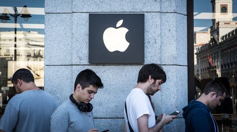 Junge Männer stehen vor einem Apple-Store Schlange. Ob sie Praktikanten sind, ist unbekannt.