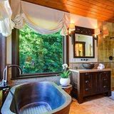 Das luxuriöse Badezimmer verfügt über eine große, gläserne Dusche