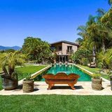 Im Garten gibt es einen 25 Meter langen Pool mit separatem Jacuzzi