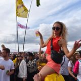 Wie hier im Camp Rosé veranstalten viele Gruppen ihre eigenen Partys, bei denen jeder herzlich willkommen ist.