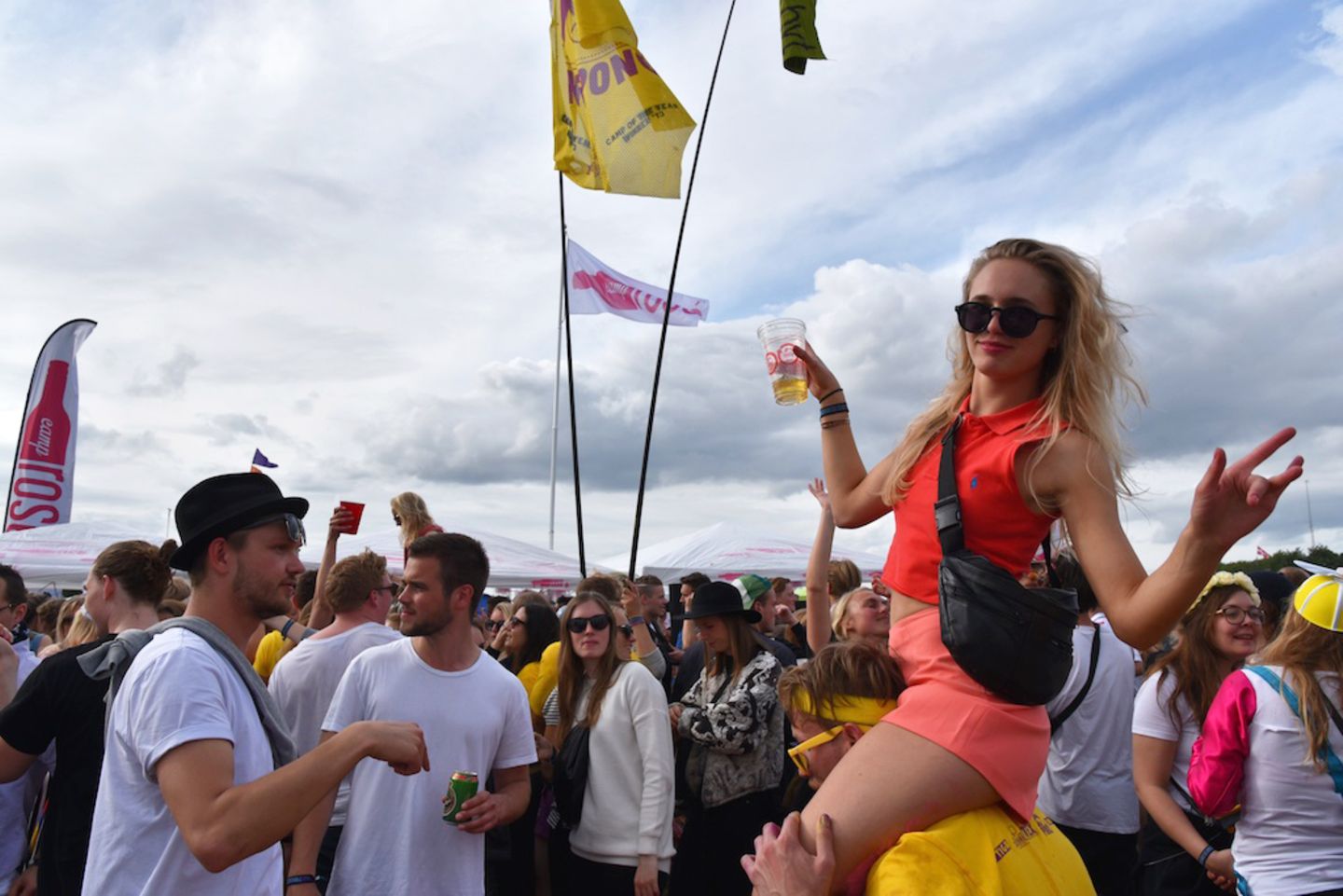 Wie hier im Camp Rosé veranstalten viele Gruppen ihre eigenen Partys, bei denen jeder herzlich willkommen ist.