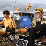 Aus diesmal wird in Roskilde ein "Camp des Jahres" gekürt. Die Bewerber legen sich ordentlich ins Zeug und versuchen mit ungewöhnlichen Motiven, Mottos und Kostümen zu punkten.