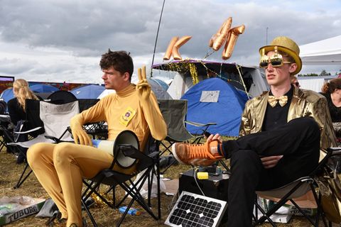 Aus diesmal wird in Roskilde ein "Camp des Jahres" gekürt. Die Bewerber legen sich ordentlich ins Zeug und versuchen mit ungewöhnlichen Motiven, Mottos und Kostümen zu punkten.