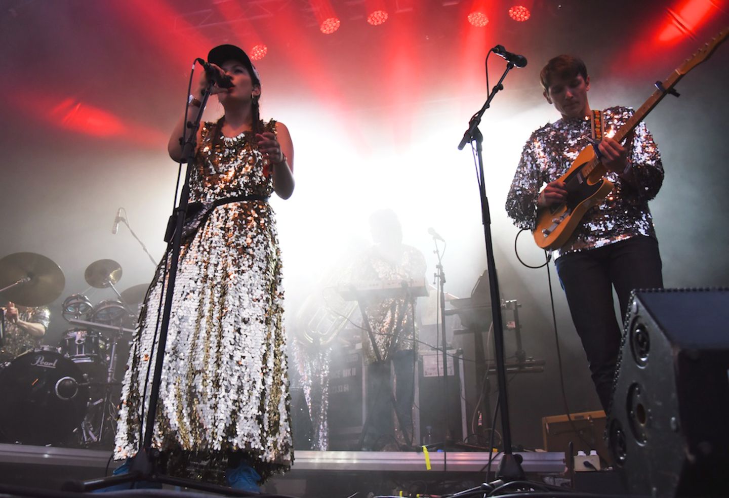 Broen spielte bereits am Sonntag. Die norwegische Band überzeugte mit Bühnenpräsenz und experimentellem Pop.