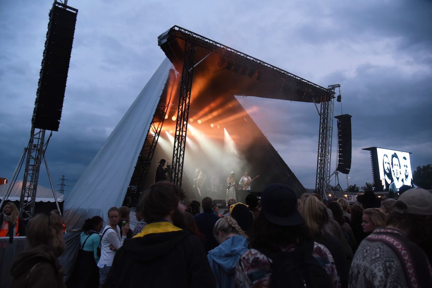 Seit 2014 ist Roskilde Rising ein Teil des Festivals. Es findet ausschließlich in den ersten Tagen statt und dreht sich um alles, das wächst und größer wird. Das betrifft nicht nur junge Bands und Nachwuchskünstler, sondern auch Ideen, deren Zeit noch kommen wird. Die Bühne wird bestimmt durch das Motiv der Pyramide.