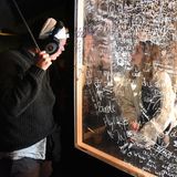 Auf dem Festivalgelände wird den Beuschern viel mehr geboten als Musik. So wohnt die Künstlerin Nana Francisca Schottländer 69 Stunden in einem gläsernen Haus und kommuniziert mit den Passanten über Texte an den Scheiben und eine Tonübertragung aus dem Inneren. Das Projekt nennt sich "Please be here now". 