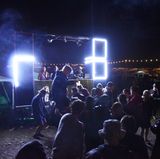 Auch in der Nacht laden viele Camps zur selbstorganisierten Partys. Herzstück dabei sind die rollenden Boomboxes.