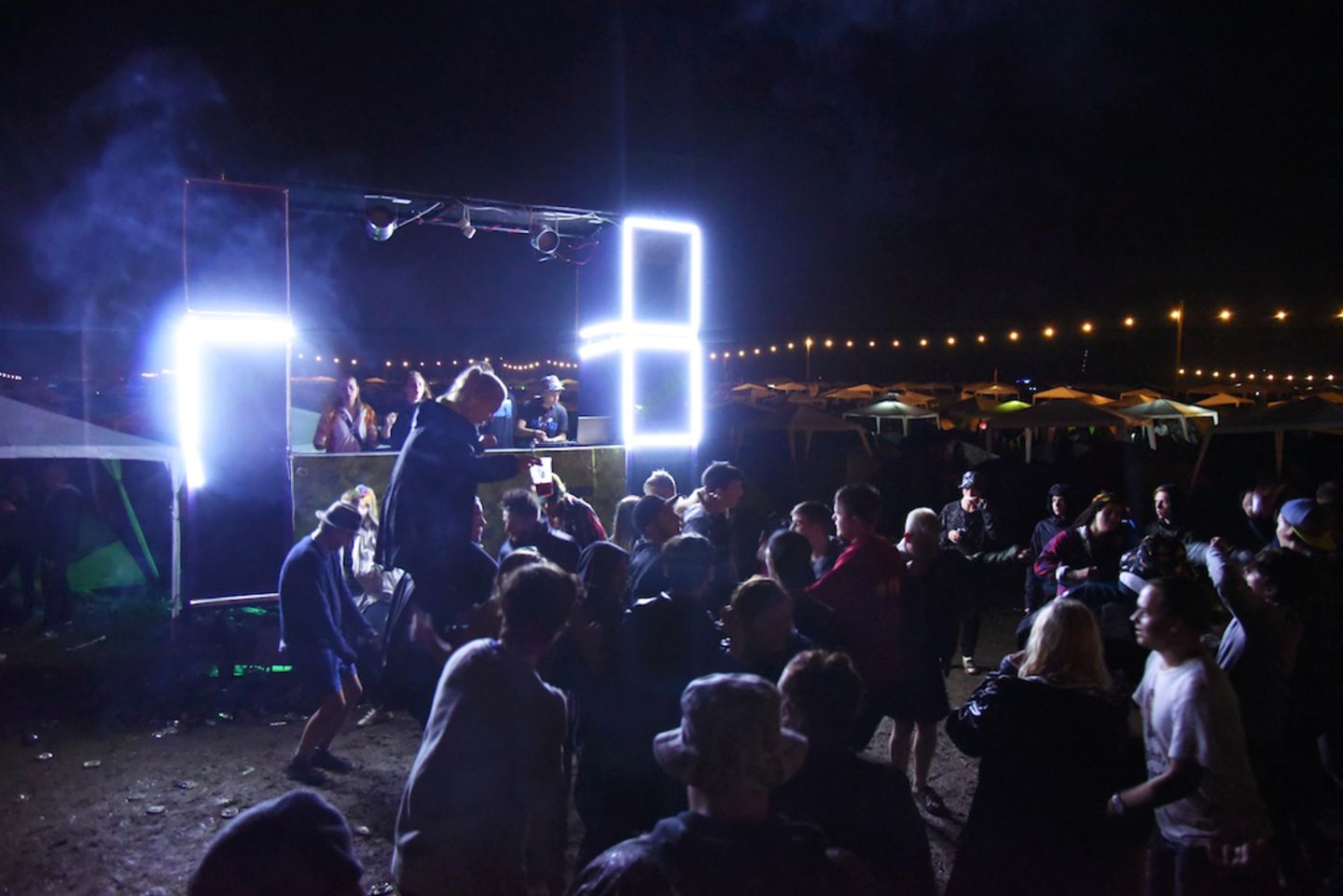 Auch in der Nacht laden viele Camps zur selbstorganisierten Partys. Herzstück dabei sind die rollenden Boomboxes.