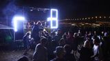 Auch in der Nacht laden viele Camps zur selbstorganisierten Partys. Herzstück dabei sind die rollenden Boomboxes.