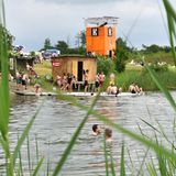 Ein großer Teil des Campingeländes befindet sich auf einer renaturalisierten Kiesgrube. Der Baggersee bietet eine willkommene Erfrischung, auch wenn die skandinavische Wassertemperatur dafür sorgt, dass Warmduscher eher die kostenpflichtigen Brausen bevorzugen.