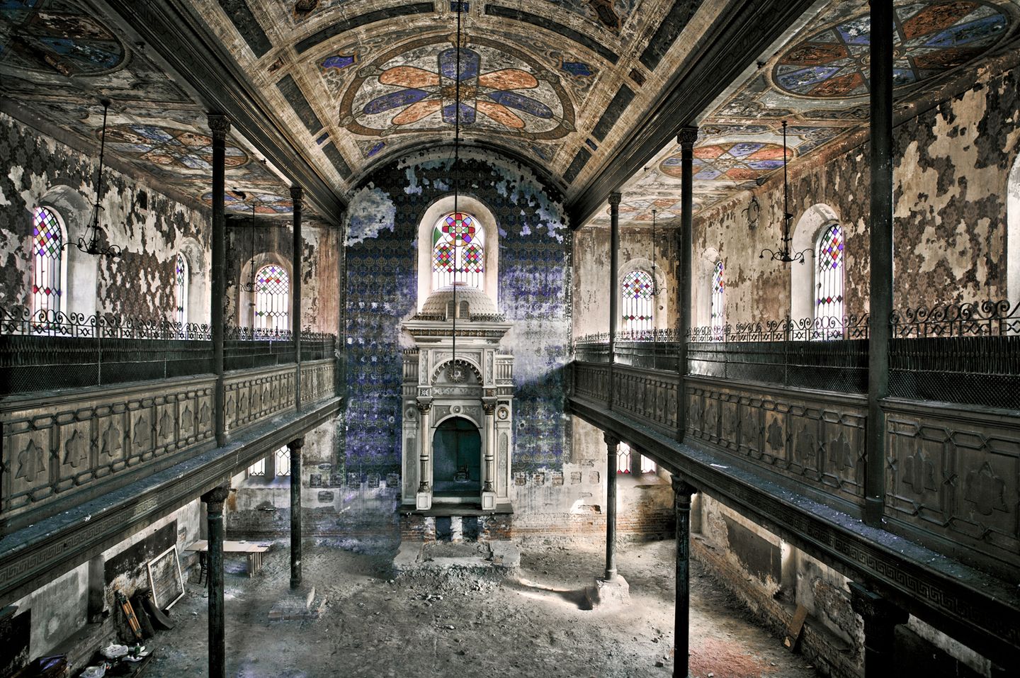Innenaufnahme einer zerfallenen Synagoge