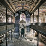 Innenaufnahme einer zerfallenen Synagoge
