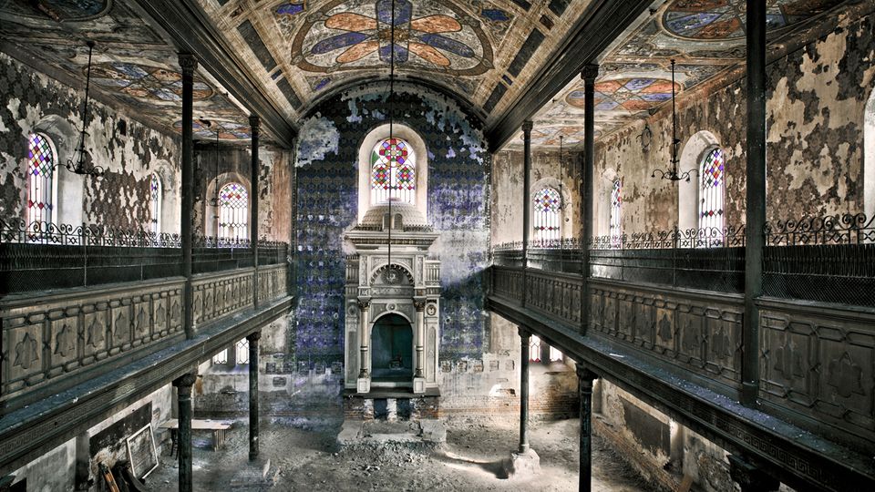 Innenaufnahme einer zerfallenen Synagoge