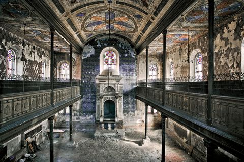 Innenaufnahme einer zerfallenen Synagoge