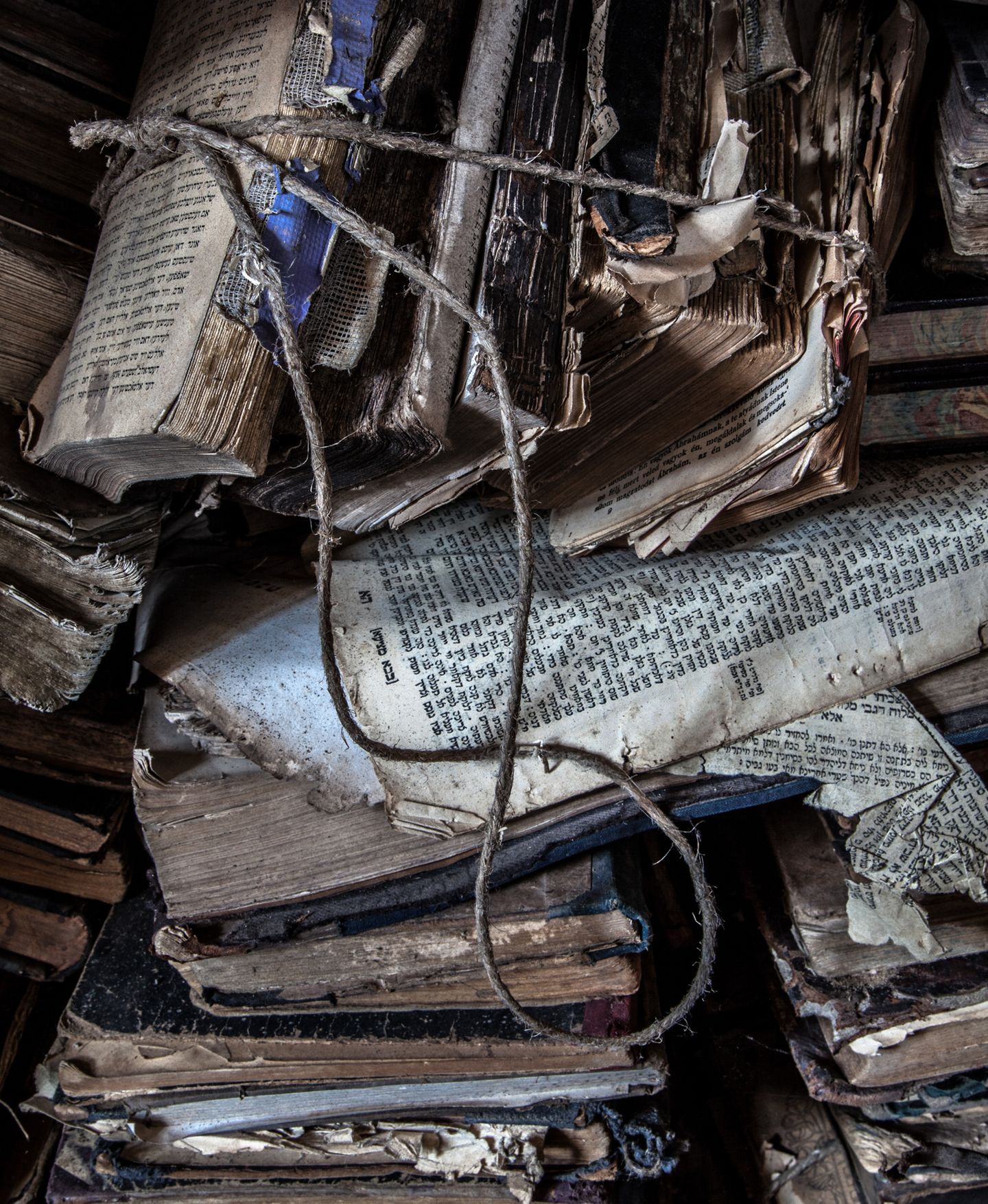Von einer Schnurr zusammenghaltenes Bündel alter Bücher