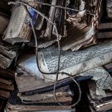 Von einer Schnurr zusammenghaltenes Bündel alter Bücher