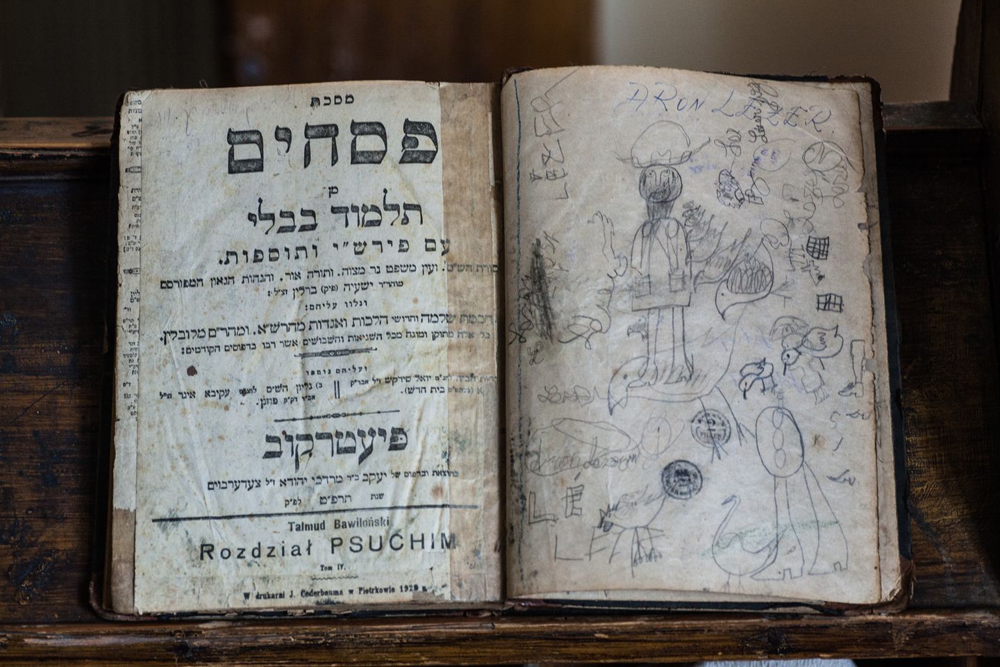 Gesehen in Michalovce 2009: ein aufgeschlagenes Gebetbuch, versehen mit den Zeichnungen eines Schülers