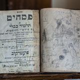 Gesehen in Michalovce 2009: ein aufgeschlagenes Gebetbuch, versehen mit den Zeichnungen eines Schülers