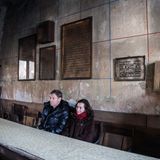 Die beiden sitzen in einem ehemaligen Klassenzimmer