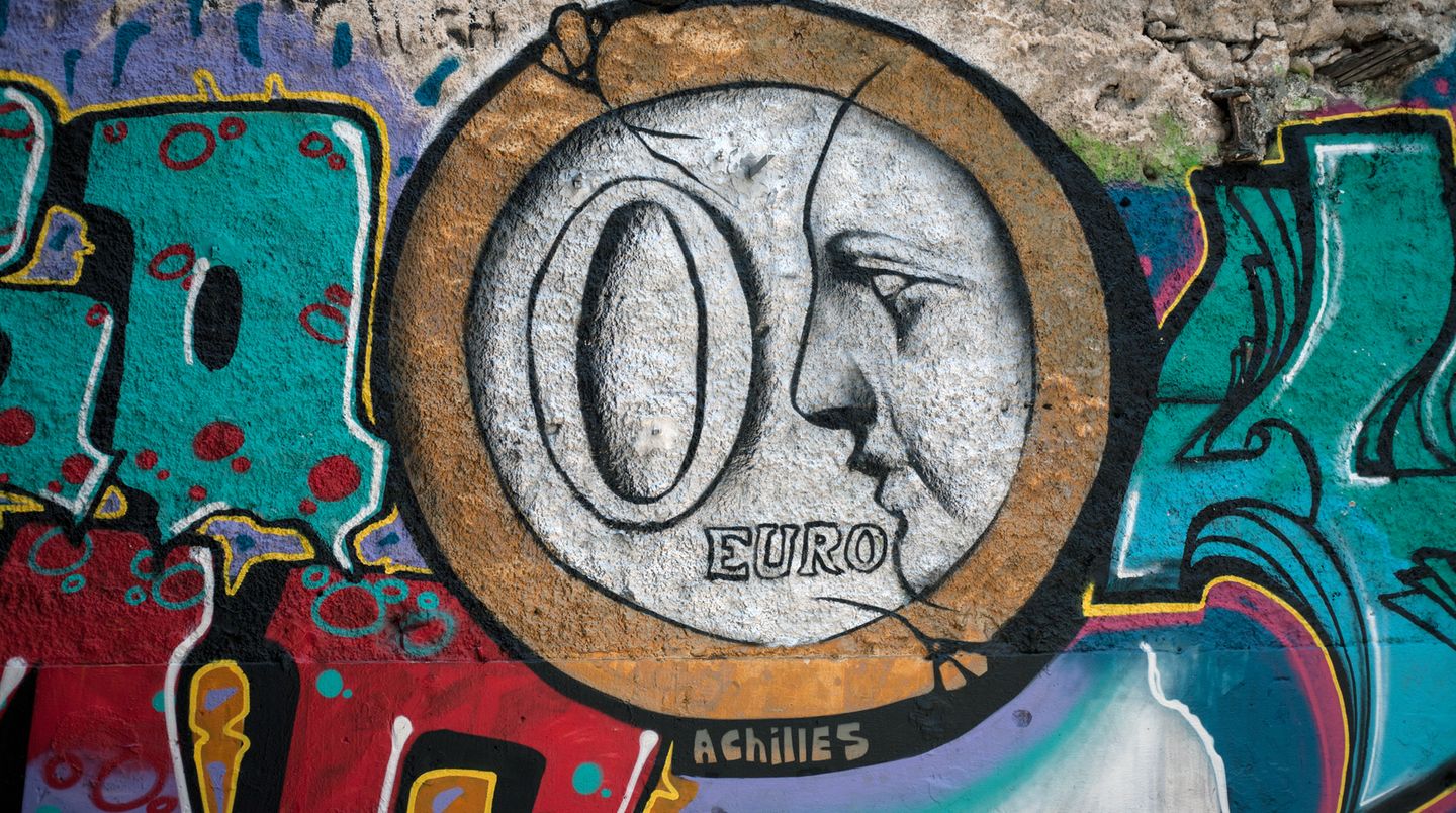 Ein Graffito mit einer 0-Euro-Münze wurde auf eine Athener Hauswand gemalt