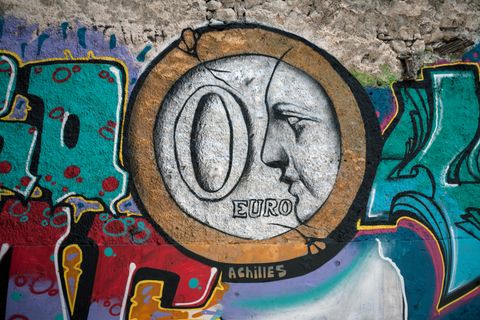 Ein Graffito mit einer 0-Euro-Münze wurde auf eine Athener Hauswand gemalt