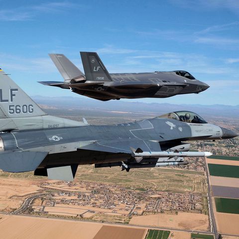 Im Vordergrund fliegt eine F-16, dahinter eine F-35