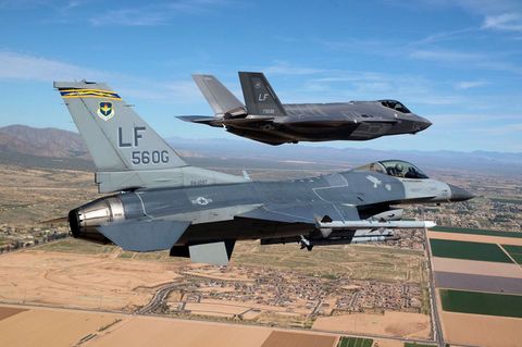 Im Vordergrund fliegt eine F-16, dahinter eine F-35