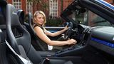 Marija Scharapowa passt perfekt in den neuen Porsche.