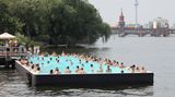 Das Arena Badeschiff auf der Spree ist längst eine Institution in der Hauptstadt. Ein Platz in dem über 30 Meter langen Becken in dem ehemaligen Frachtkahn ist an heißen Tagen sehr begehrt. Schließlich bekommt man neben der ersehnten Abkühlung einen vorzüglichen Blick auf den Berliner Fernsehturm und die Oberbaumbrücke.