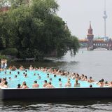 Das Arena Badeschiff auf der Spree ist längst eine Institution in der Hauptstadt. Ein Platz in dem über 30 Meter langen Becken in dem ehemaligen Frachtkahn ist an heißen Tagen sehr begehrt. Schließlich bekommt man neben der ersehnten Abkühlung einen vorzüglichen Blick auf den Berliner Fernsehturm und die Oberbaumbrücke.
